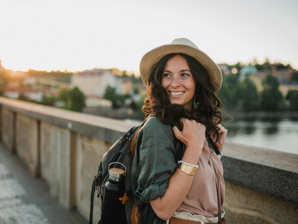 Voyageurs explorant une destination authentique avec leurs bagages