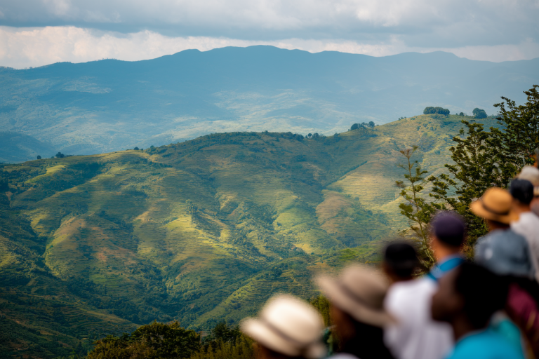 rwanda-collines-terrasses-touristes-montagnes