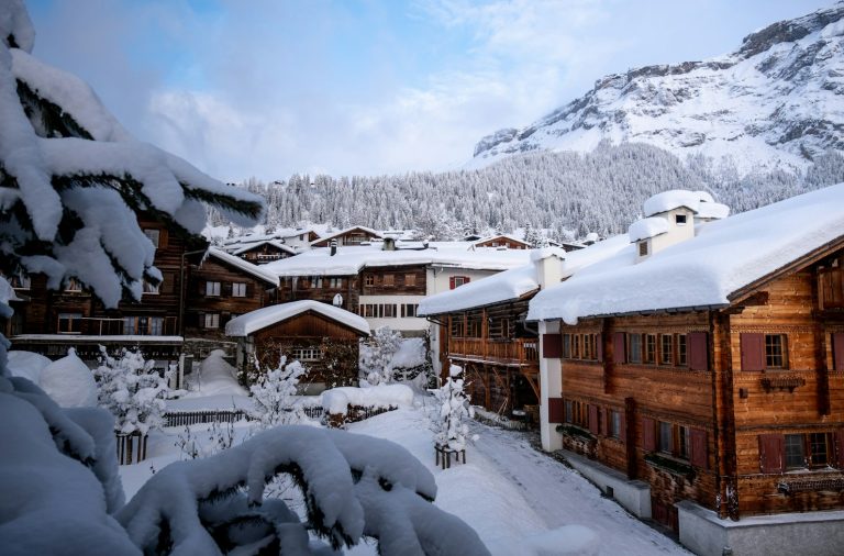 Hôtel ou village vacances au ski : lequel choisir pour votre séjour ?