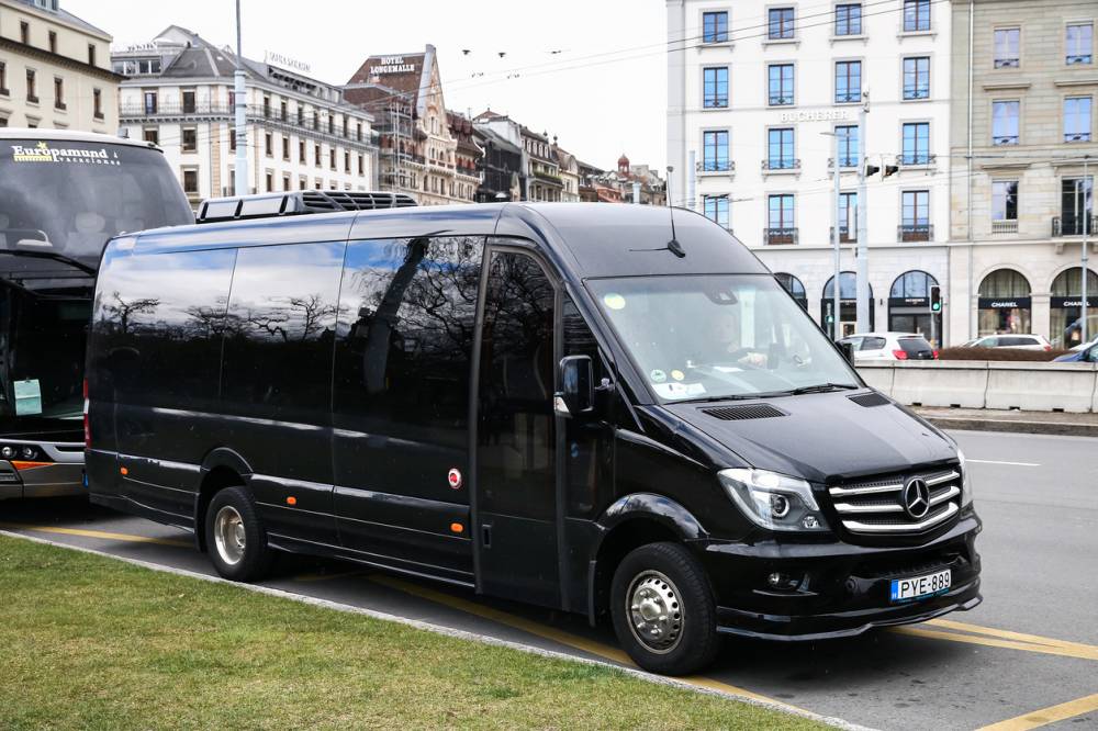 Organiser un transport de groupe à Genève : options et conse